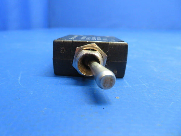 1964 Cessna 172 Switch / Circuit Breaker P/N W31-X2M1G-40 LOT OF 4 (0123-608)