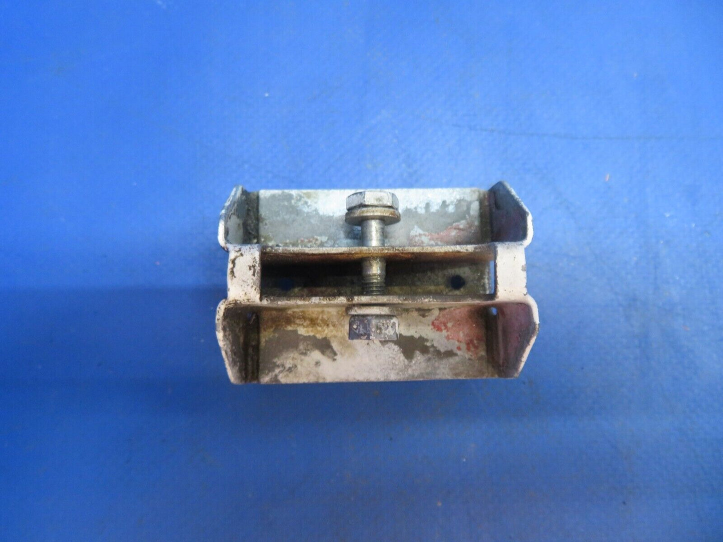 Beech 95-B55 Baron OTBD Aileron Hinge Assy P/N 35-135025-32 (0123-587)