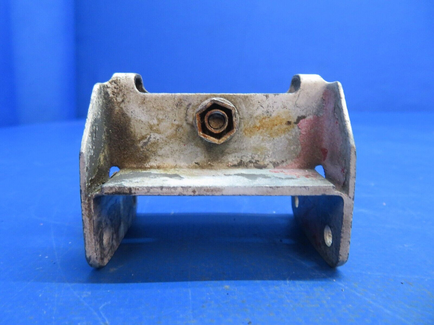 Beech 95-B55 Baron OTBD Aileron Hinge Assy P/N 35-135025-32 (0123-587)