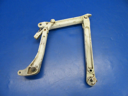 Cessna 310 Main LG Link Bellcrank Assy P/N 0841220-4, 0841103-497 (0519-365)