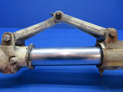 Early Cessna 310 / 310B RH Main Gear Assy P/N 0841000-96 FOR PARTS (1223-188)