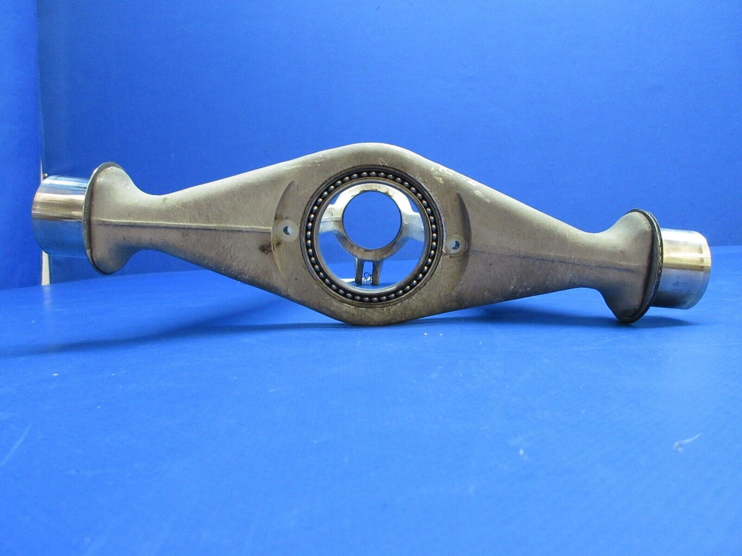 Cessna 401 Nose Gear Trunnion Assy 1.19" Diameter Lug P/N 5842000-213 (0523-578)