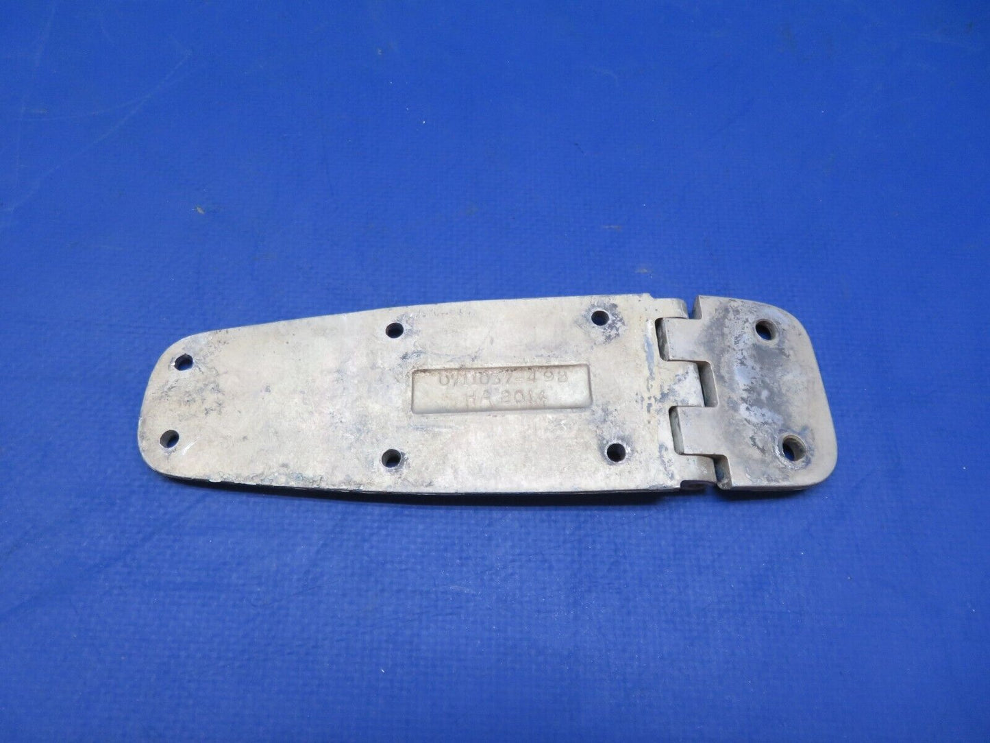 Cessna 150 / 150L RH Upper Hinge Assy Cabin Door P/N 0413426-4 (0823-765)