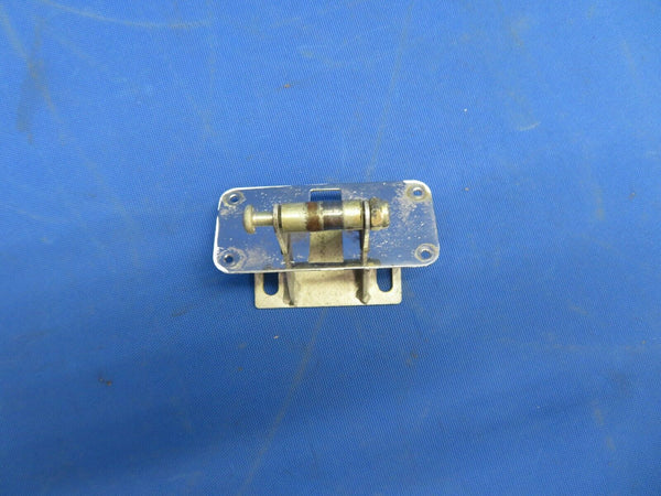 Rockwell Commander 112A Bracket RH Door Catch P/N 43714-502 (1020-332)