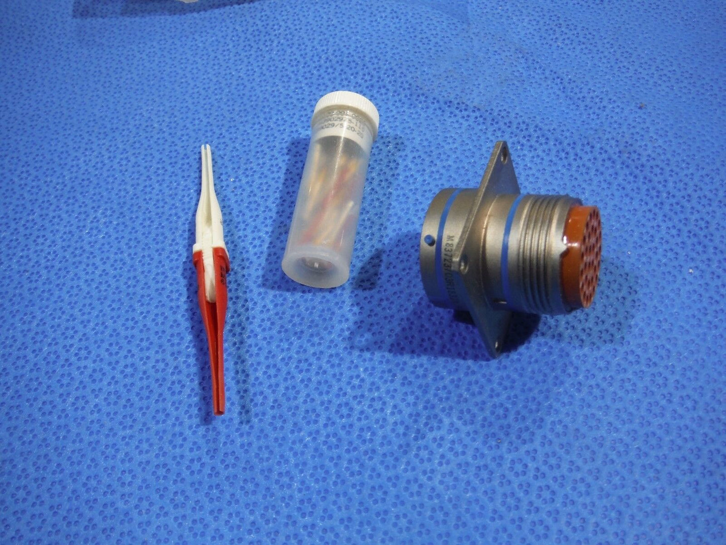 Amphenol Circular Connector P/N MS3472L18-32S   (1015-18)