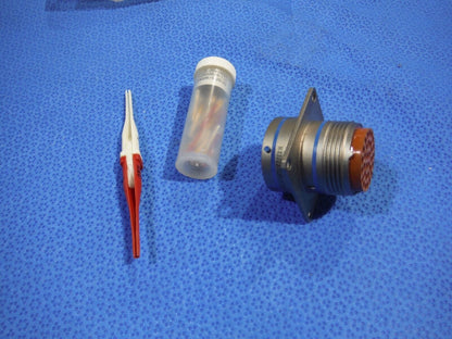 Amphenol Circular Connector P/N MS3472L18-32S   (1015-18)