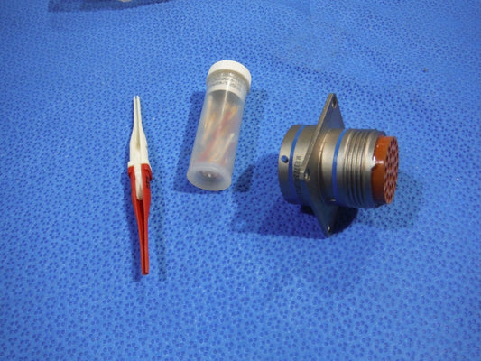 Amphenol Circular Connector P/N MS3472L18-32S   (1015-18)