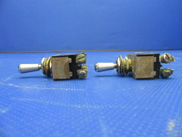 Beech 95-B55 Baron Toggle Switch P/N 35-380053-7, 8906K1070 LOT OF 2 (0621-654)