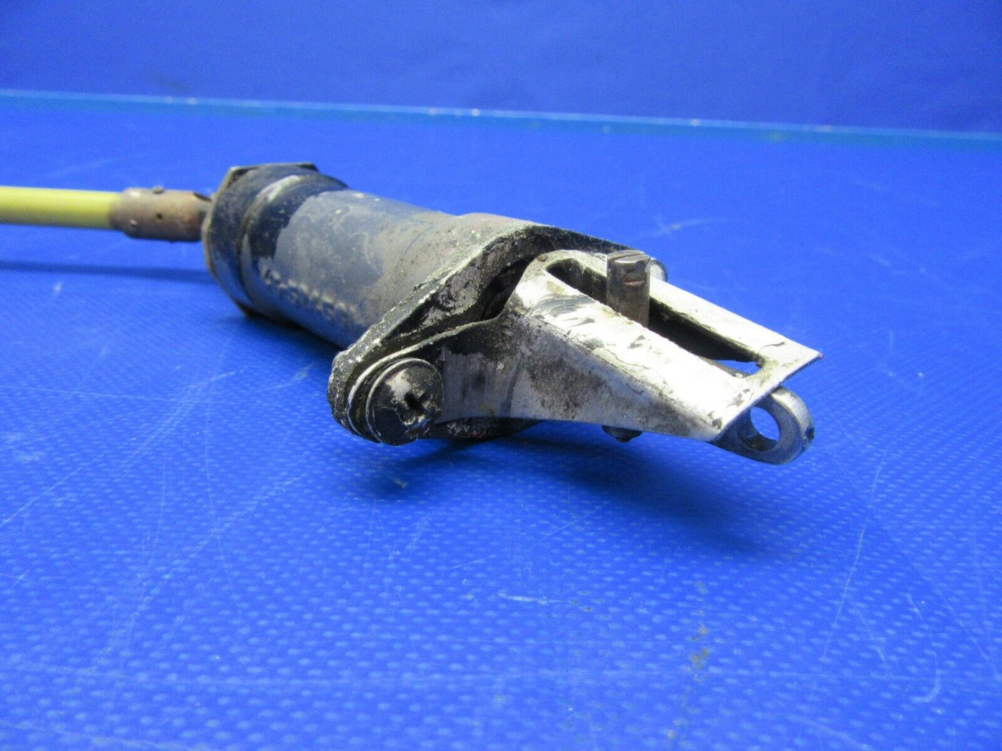 Beech Baron 95-A55 RH Elevator Trim Tab Actuator Assy P/N 45-526565-13 (0420-250