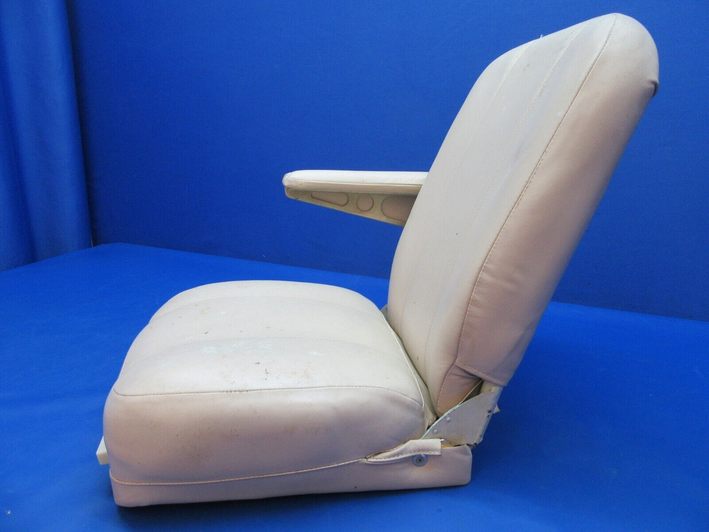 Cessna 401 Pilot Seat P/N 5014047-3 (0523-09)