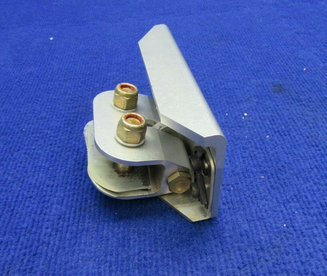 Cirrus SR-22 Upper Gear Attach w Strut End Upper Fitting P/N 16947-001 (0122-393