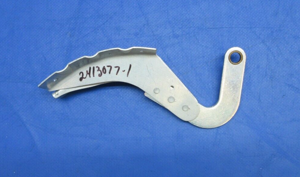 Cessna 172RG LH Nose Gear Door Hinge Bracket Assy P/N 2413077-1 NOS (0923-885)