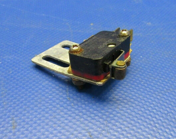 Cessna Cardinal 177RG Flap Limit Switch w/ Bracket P/N S1906-2 (0621-456)