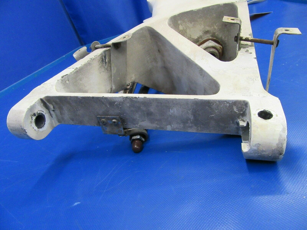 Beech Sierra B24R Main Landing Gear LH P/N 169-810001-601 (0719-217)