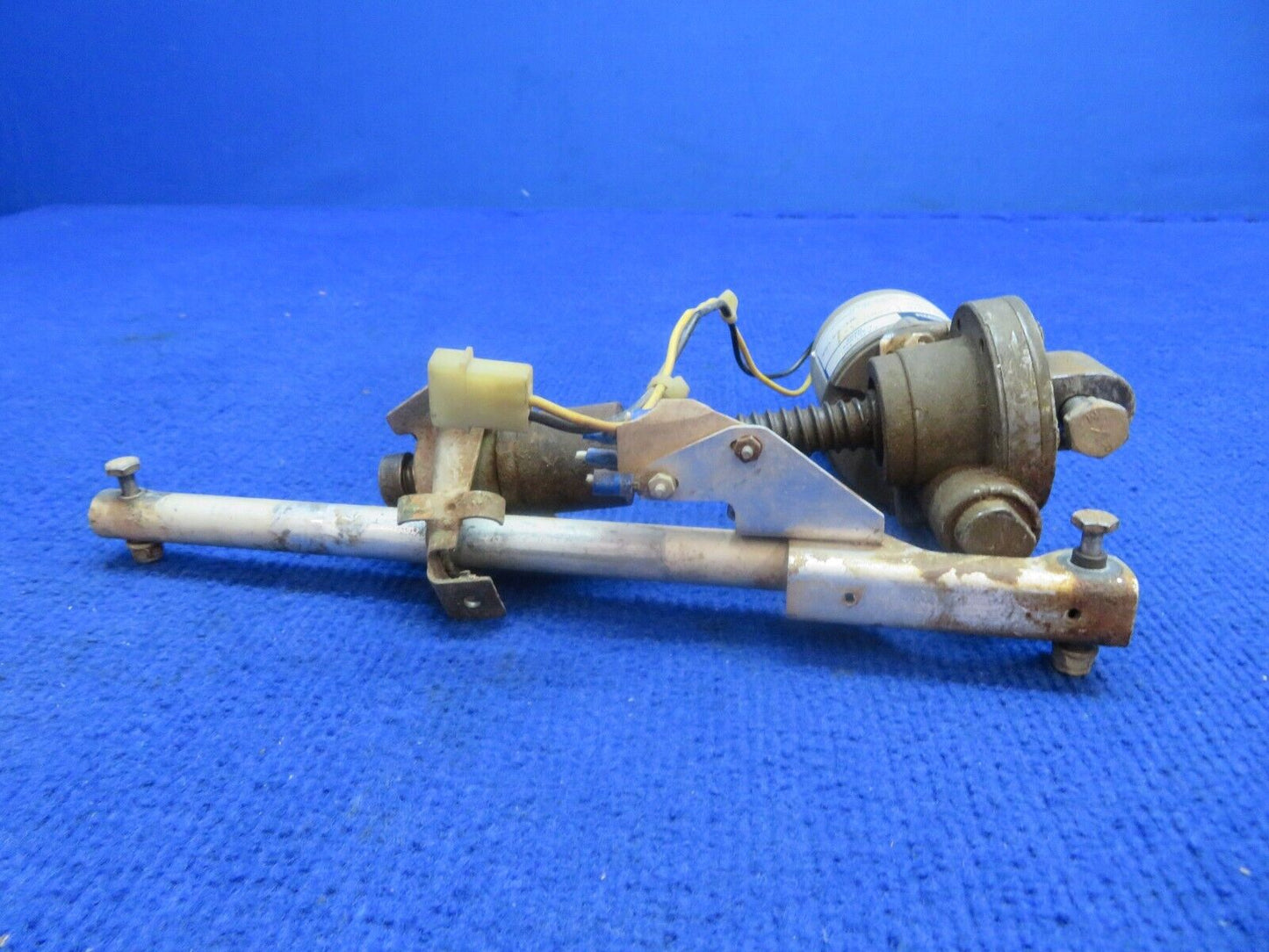 Cessna 210 Flap Actuator w/ Motor 24-28 V P/N C301002-0202 (0922-567)