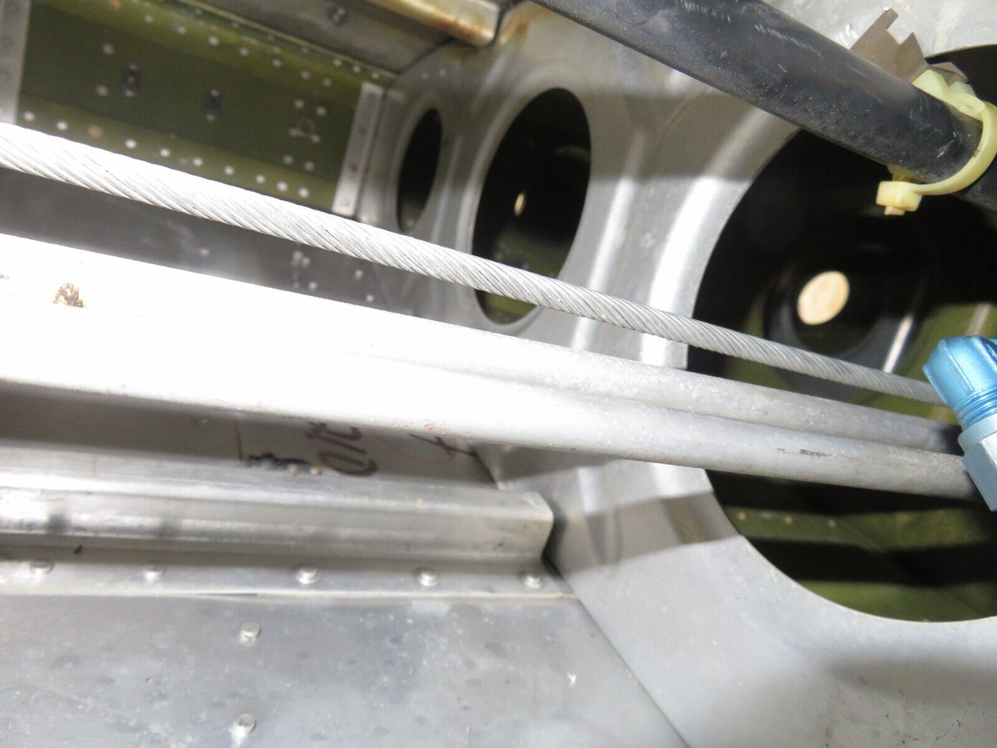 1980 Piper PA-34-200T Seneca II RH Wing P/N 37093-13R w/ De-ice (0224-94)
