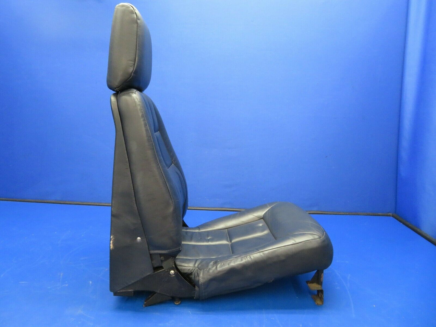 Piper PA-32RT-300 Lance Seat RH Center AFT Facing #4 (0521-790)