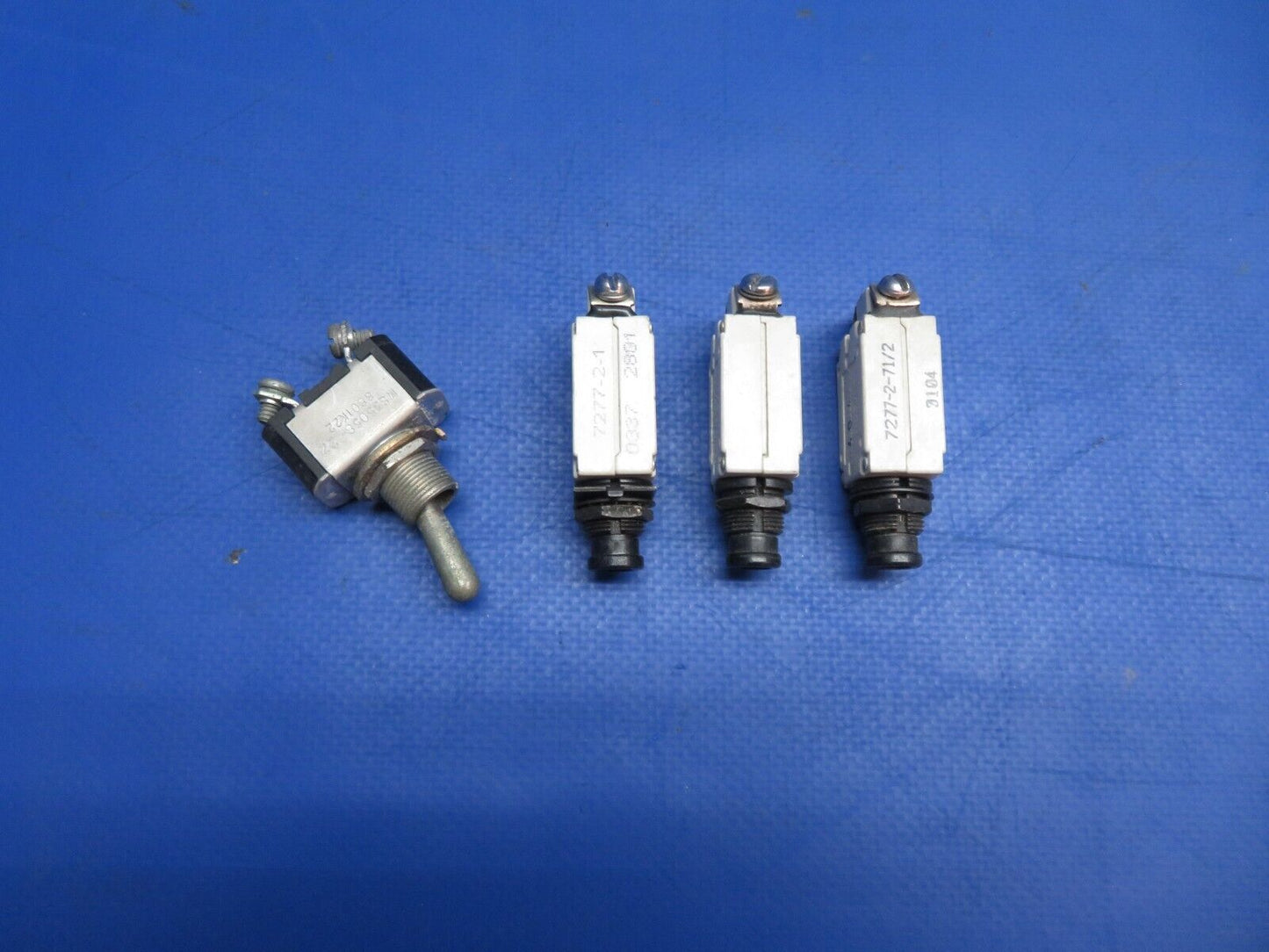 Klixon Circuit Breakers & Toggle Switch LOT OF 4 P/N MS35058-22 (0423-316)
