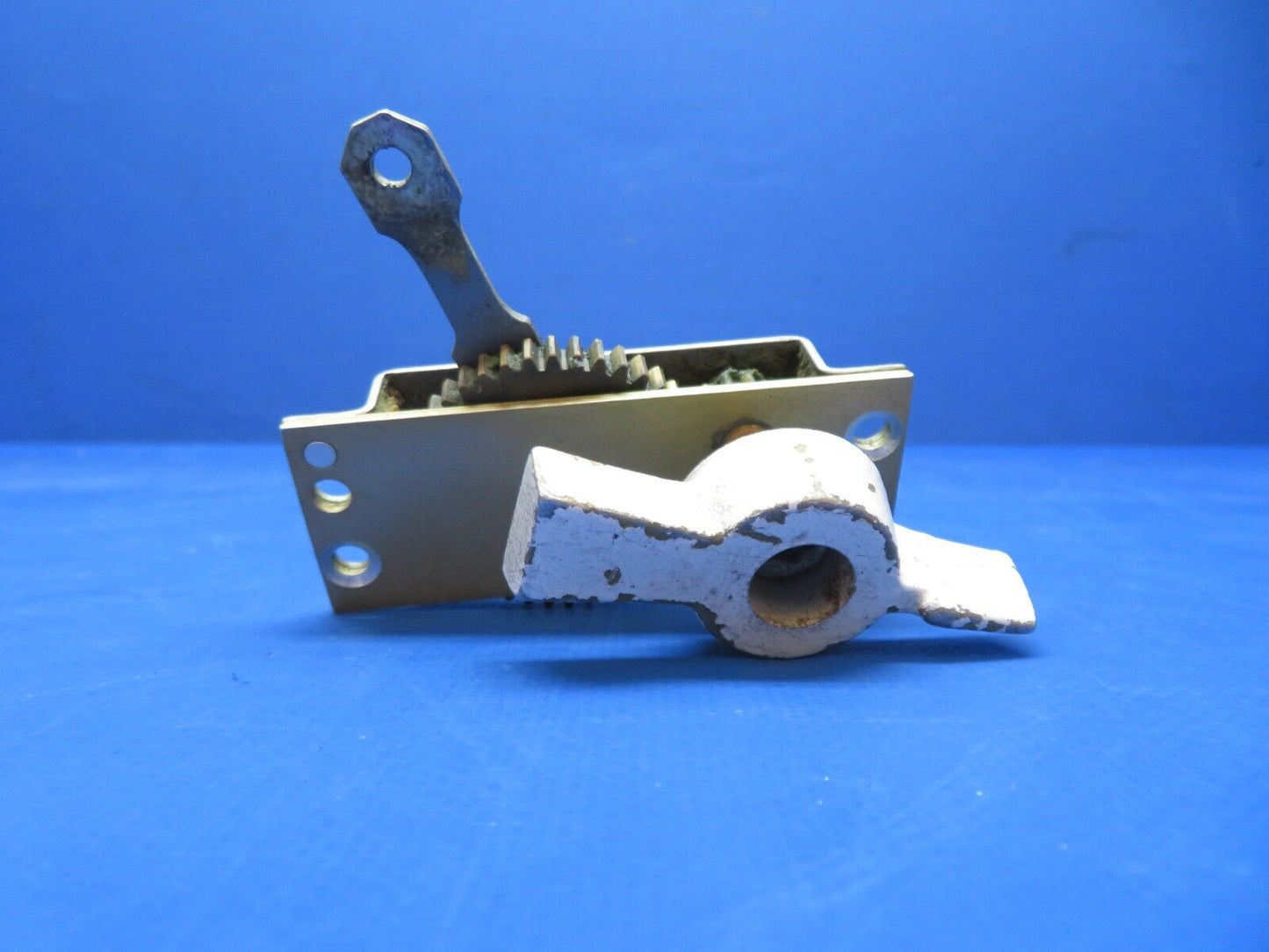 Cessna 310 / 310Q Airborne RH Fuel Selector Valve Gear Box  P/N 1M2-4 (0823-621)
