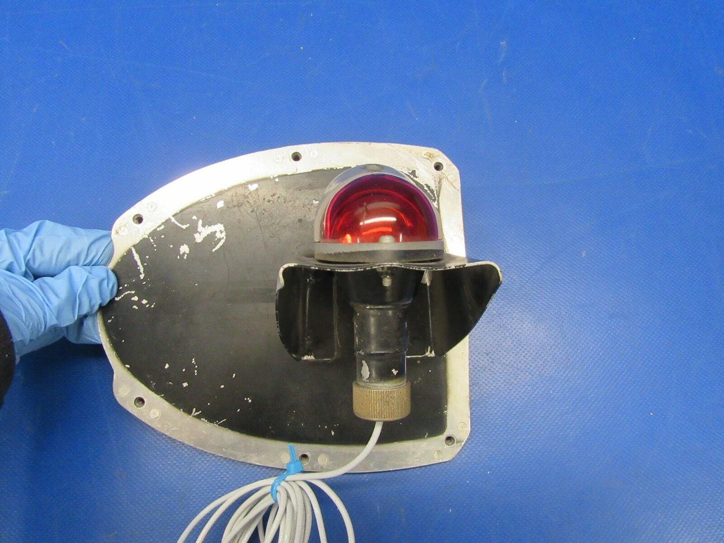 Cessna 310 Wing Nav Light & Bracket Red 0823200-1, 5618106-17 (1118-135)