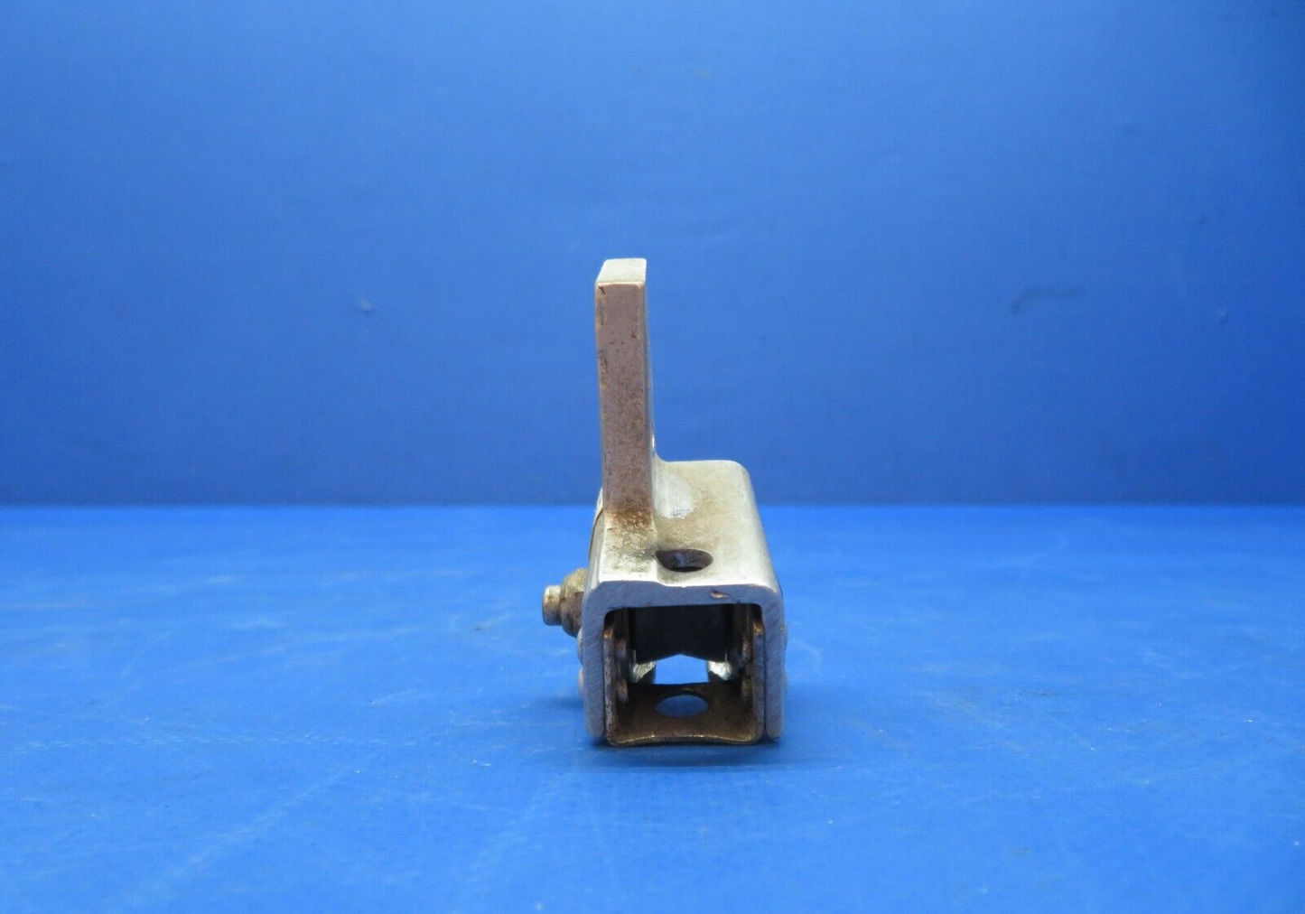 Cessna 172 Wheel Housing Front Seat P/N 0700645-1 (0723-402)