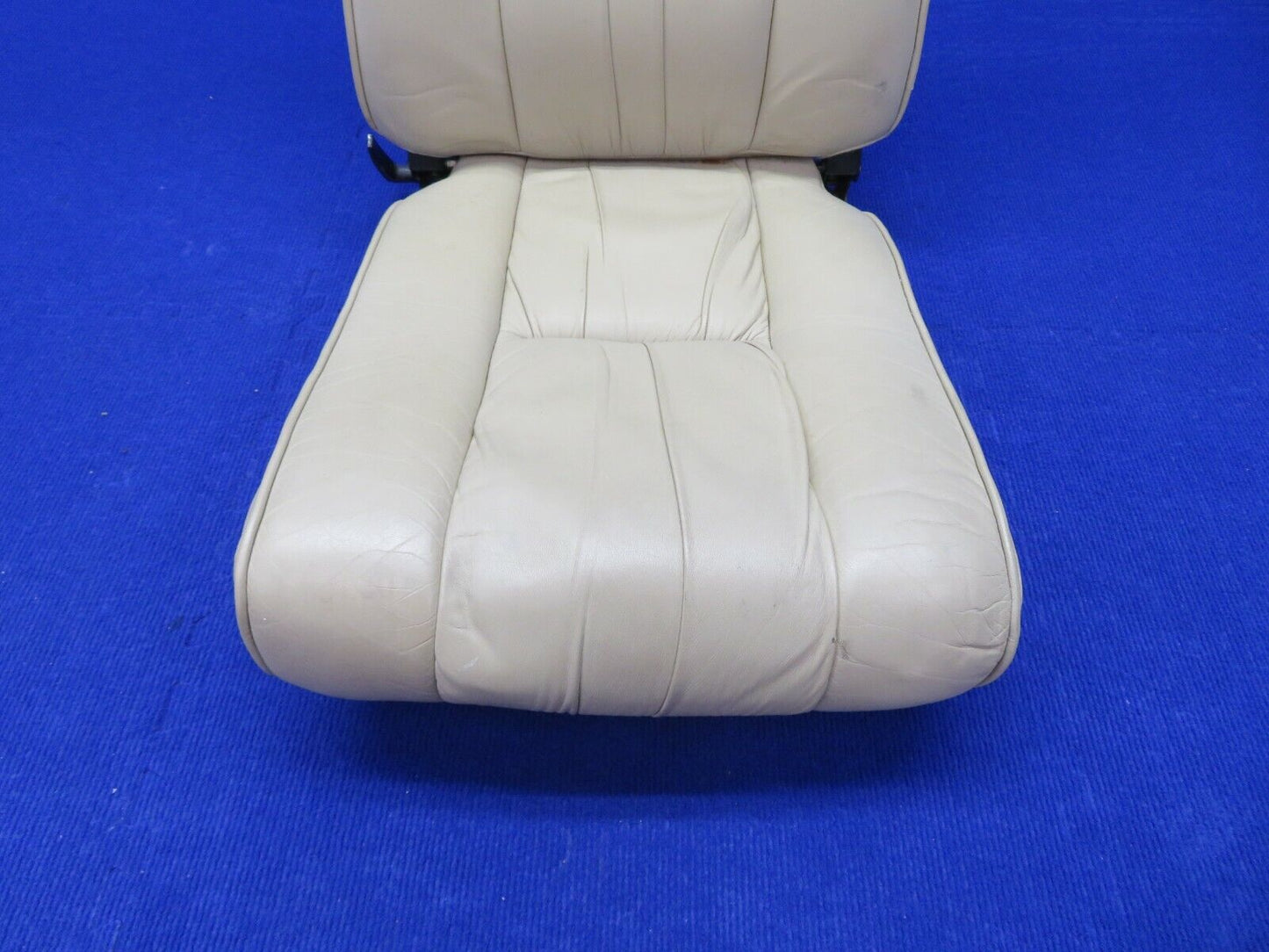 Piper Arrow PA-28R-201T Rear Seat RH P/N 96827-023 (1121-117)