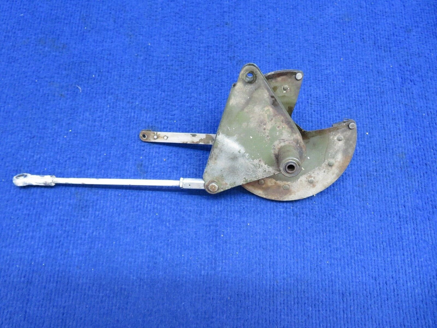 Cessna 172 Flap Drive Pulley Bellcrank Assy RH w/ Rod P/N 0760612-1 (0822-740)