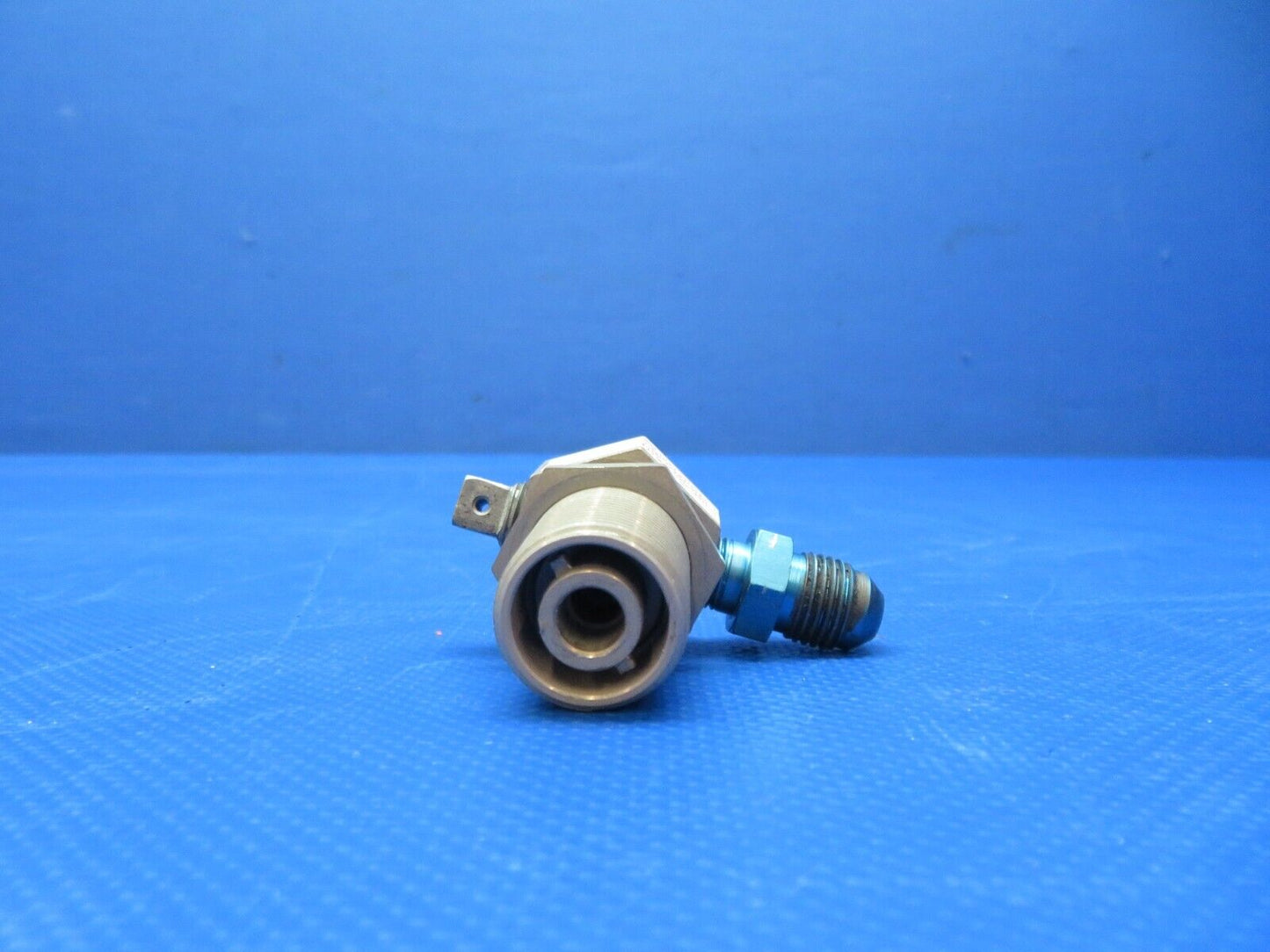 Cessna 401 / 401A Oxygen Outlet Valve P/N C166006-0104 (1223-372)