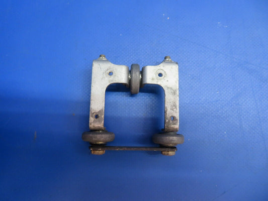Piper Aztec Roller Assy Control Column P/N 16851-02, 16851-002 (1122-542)