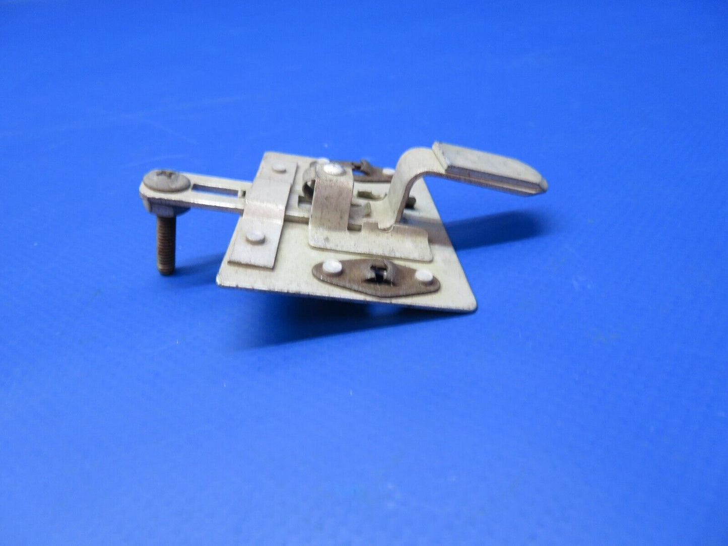 Cessna Thumb Door Latch P/N 0411590-1 (1122-318)