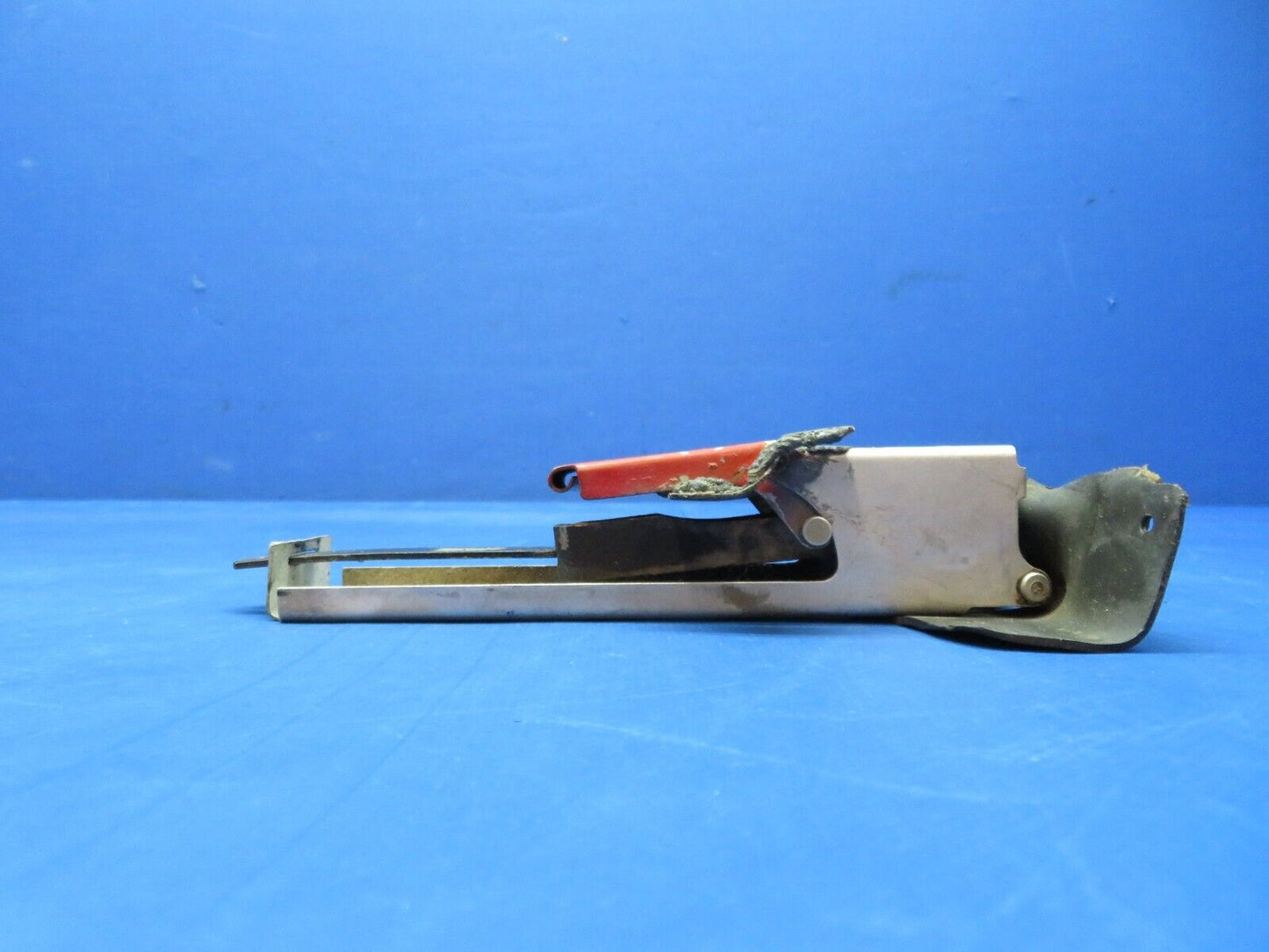 Piper PA-28R-180 Latch Assy Cabin Door P/N 68188-00 (1123-494)
