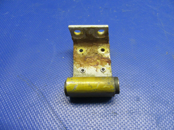 Beech Baron 95-B55 Upper Cabin Door Hinge P/N 35-400018 (1121-389)