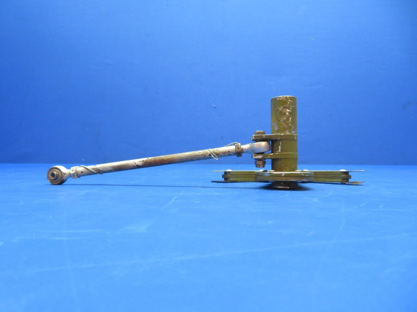 Cessna 310 / 310Q RH Aileron Bellcrank w/ Push-Pull Rod P/N 5025000-4 (0823-746)