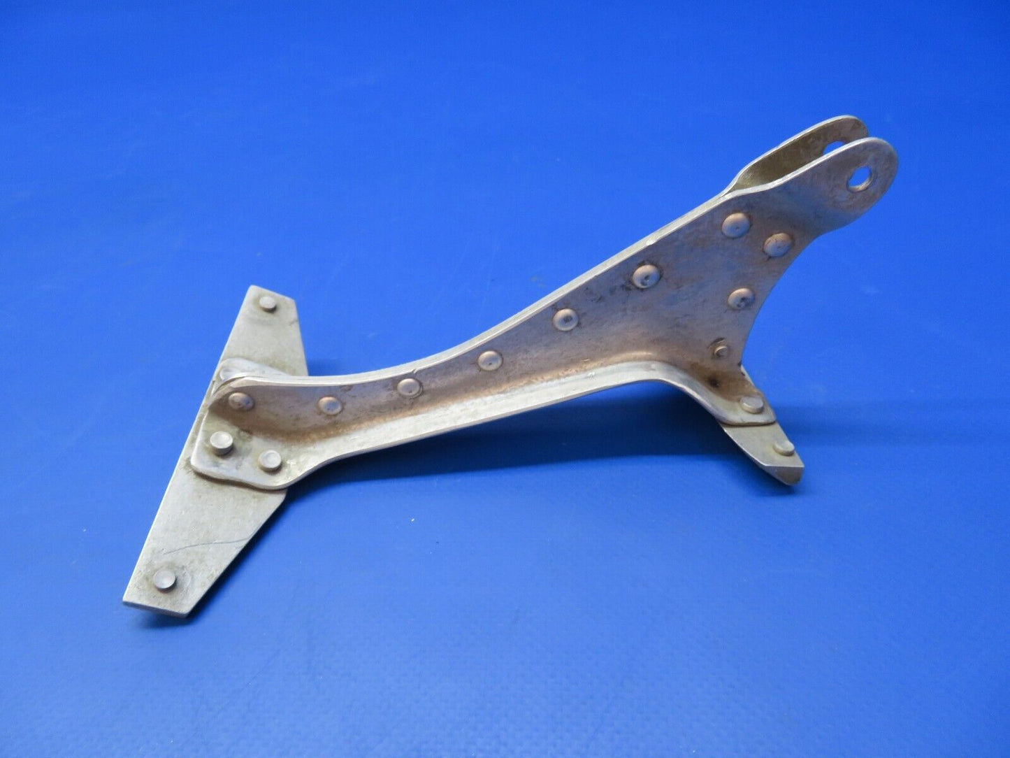 Cessna 210 / 210A LH Nose Gear Door Actuator Bracket P/N 1213256-1 (1122-448)