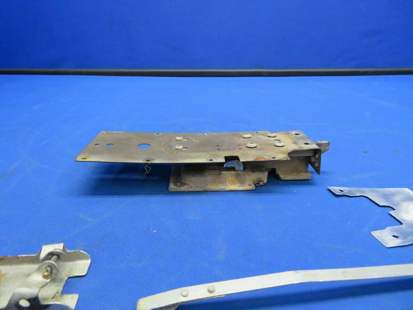 Cessna 150 / 150L Latch Assy LH Cabin Door P/N 0413387-3 (1020-169)