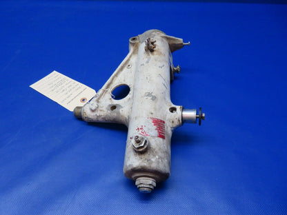 Piper PA-28R-180 RH MG Trunnion Assy P/N 67926-05 (1223-331)
