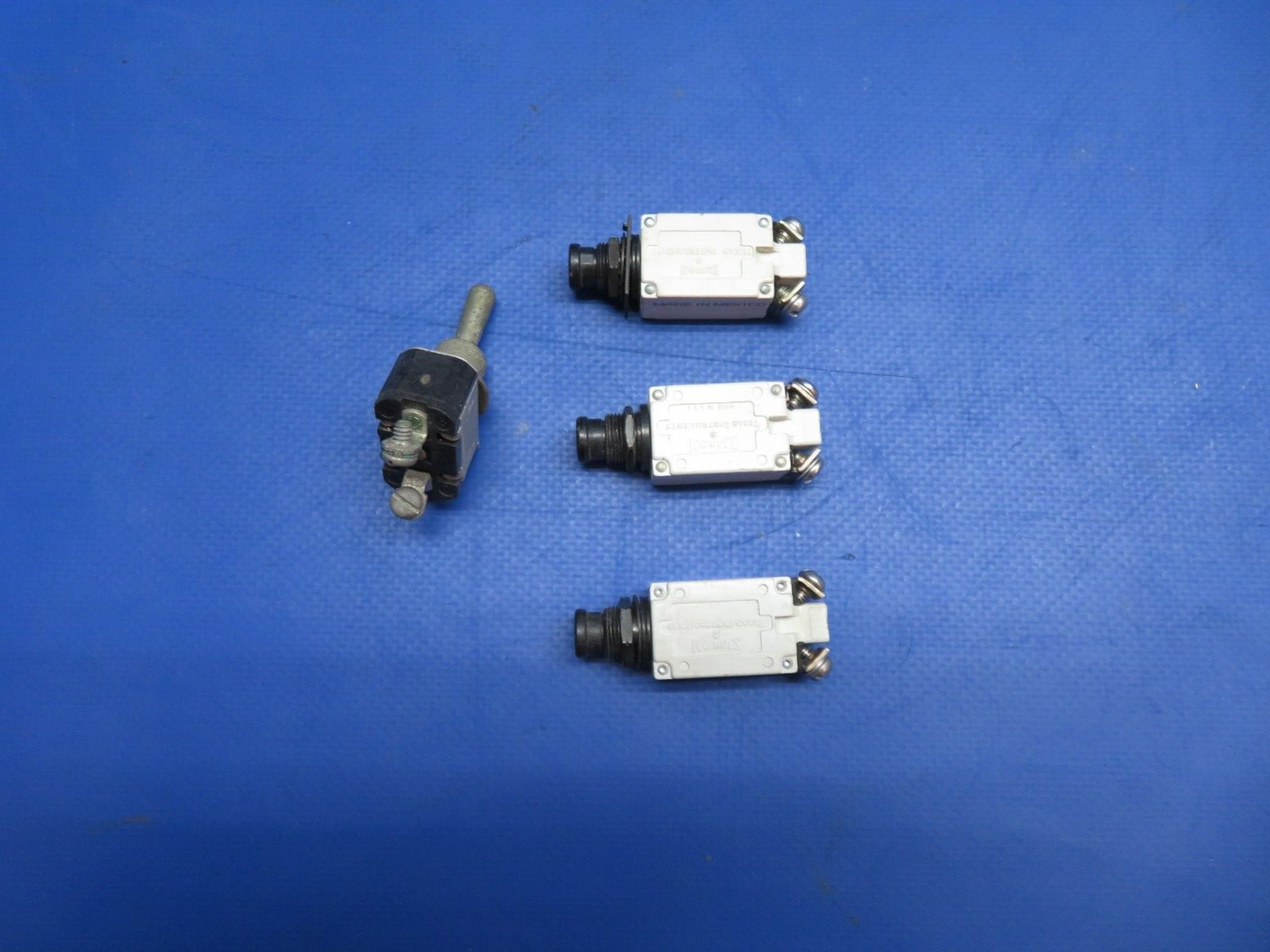 Klixon Circuit Breakers & Toggle Switch LOT OF 4 P/N MS35058-22 (0423-316)