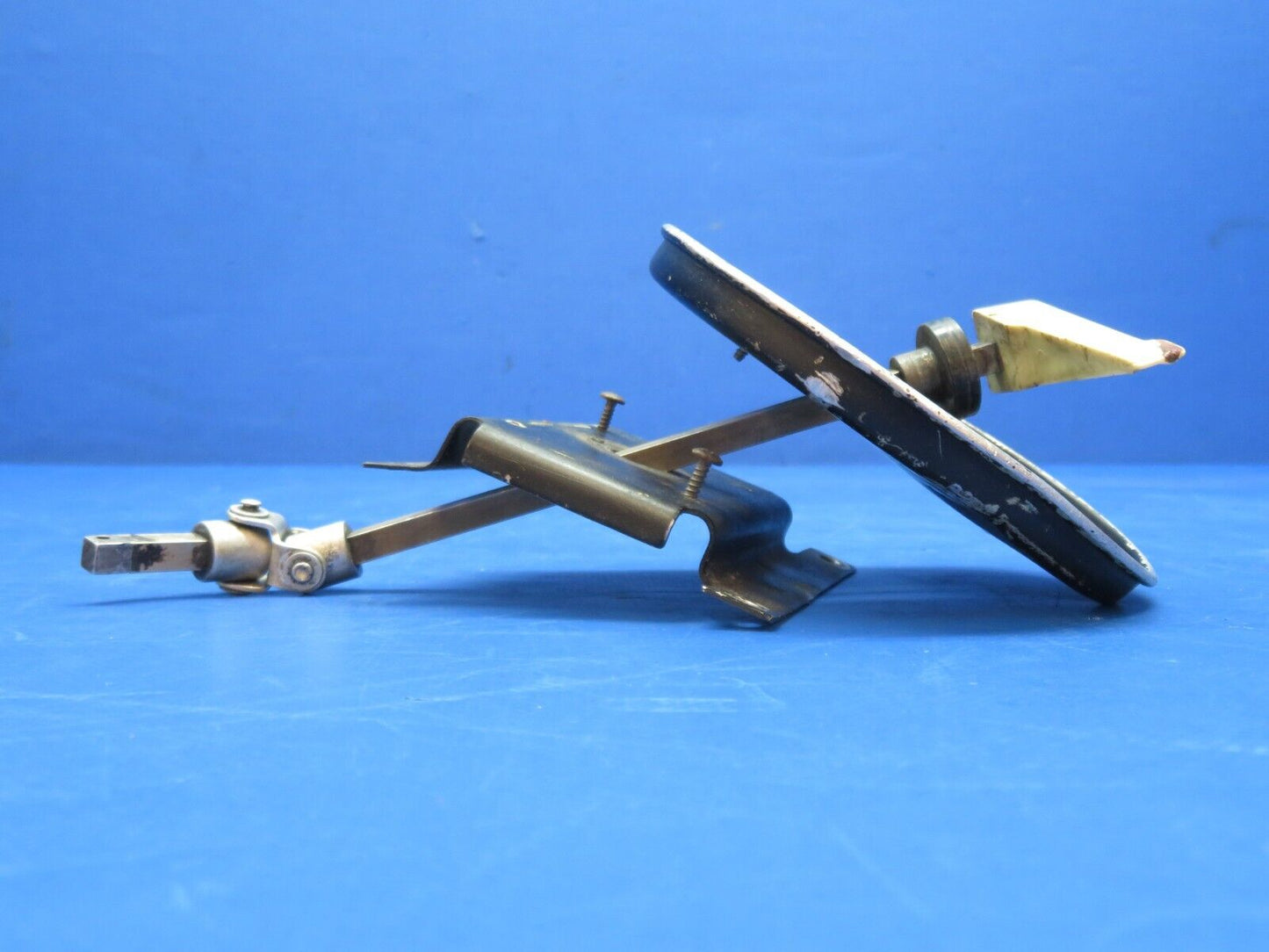 Cessna 182 / 182D Fuel Selector Shaft w Handle & Plate P/N 0511157-18 (0923-407)