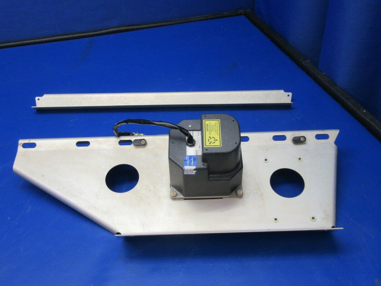 Bendix King Servo KS 272A Trim Servo w/ Brackets 28V 065-0061-32 (0421-550)