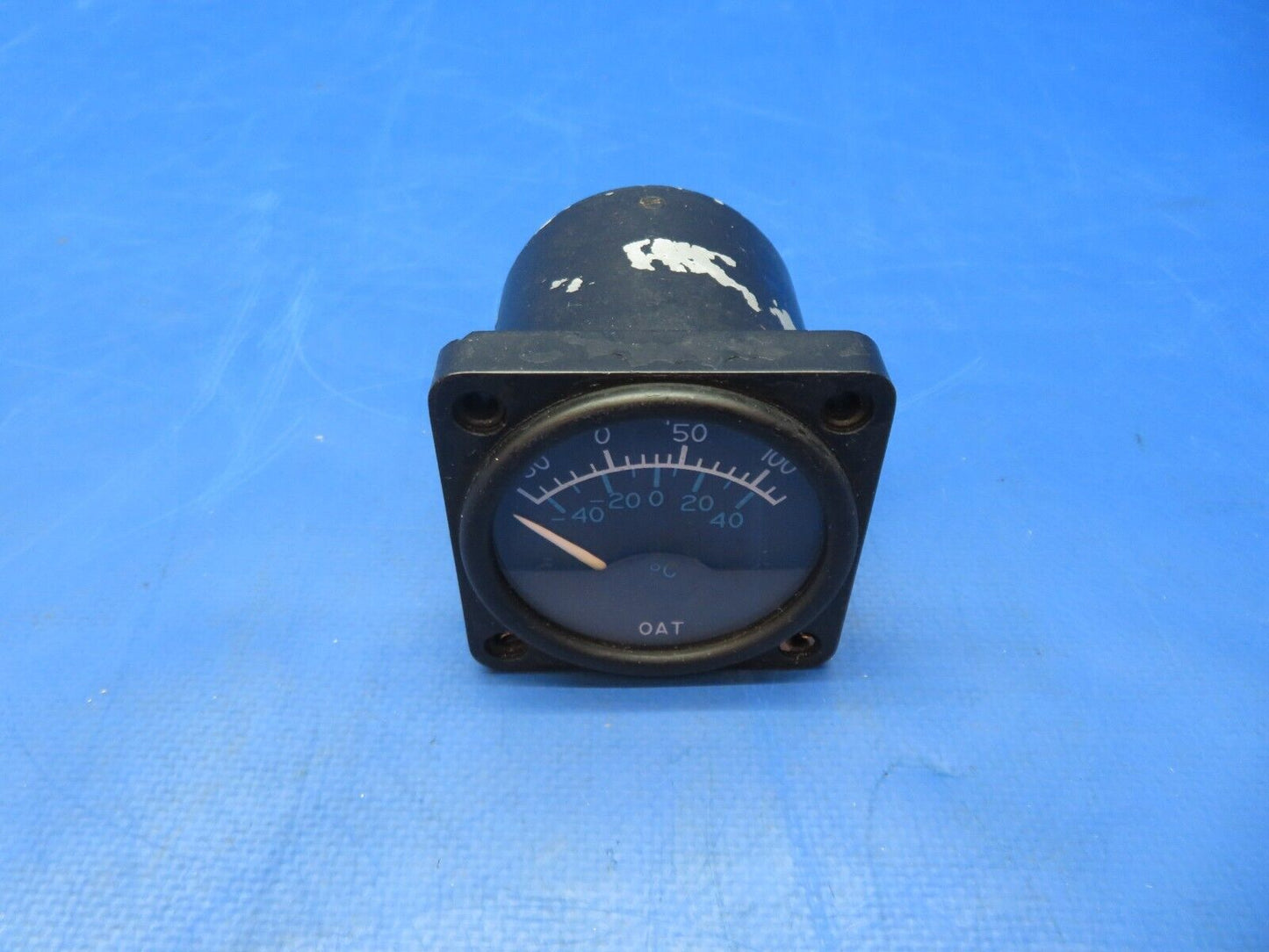 Cessna 310Q O.A.T Indicator 24V P/N C668520-0101 (0623-567)