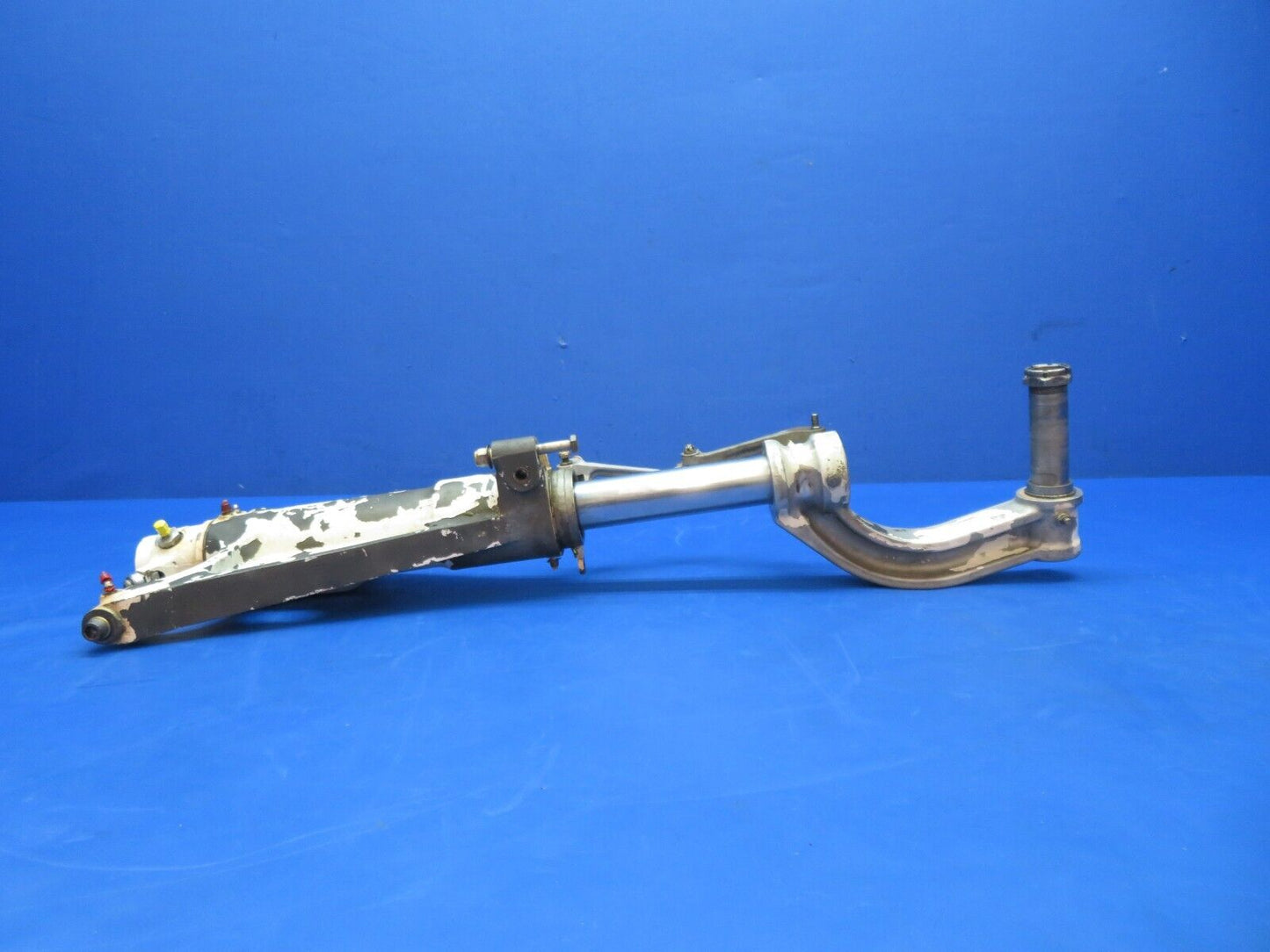 Beech 95-B55 Baron Nose Gear Assy P/N 35-825196-696 (0623-433)
