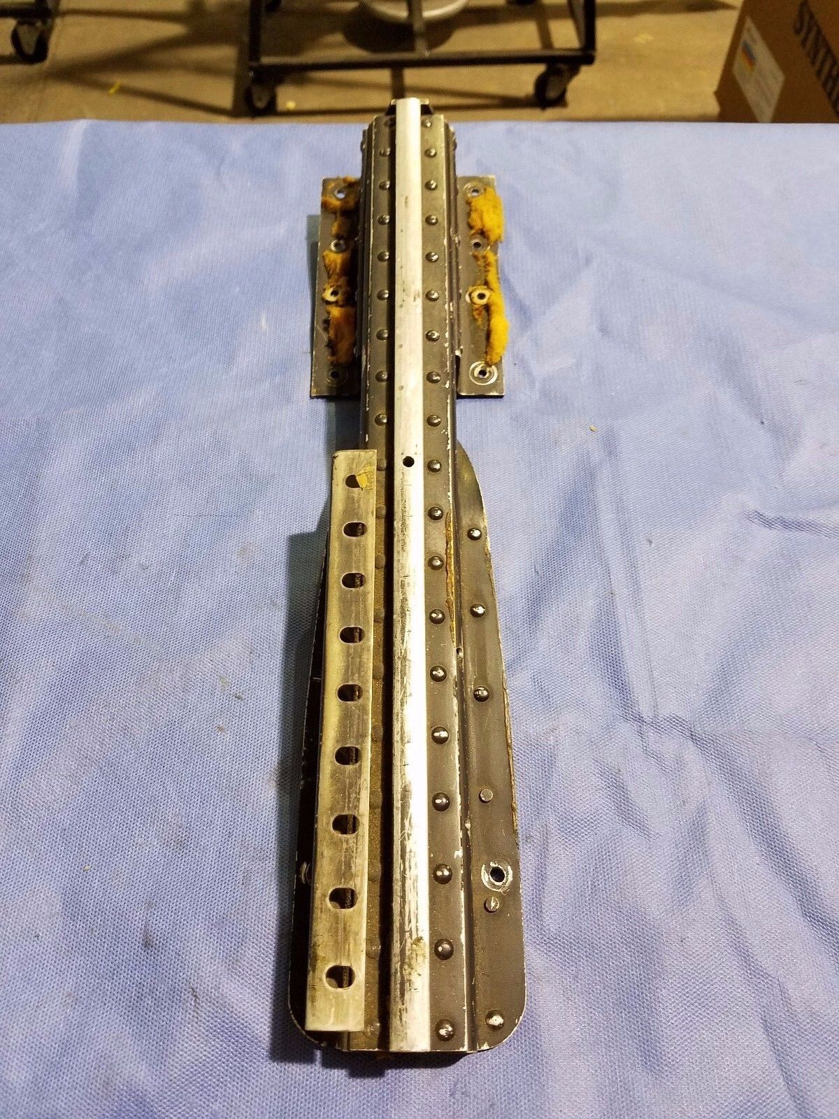 Cessna 310 Center OTBD RH Seat Track P/N 0812981-6 (0616-101)
