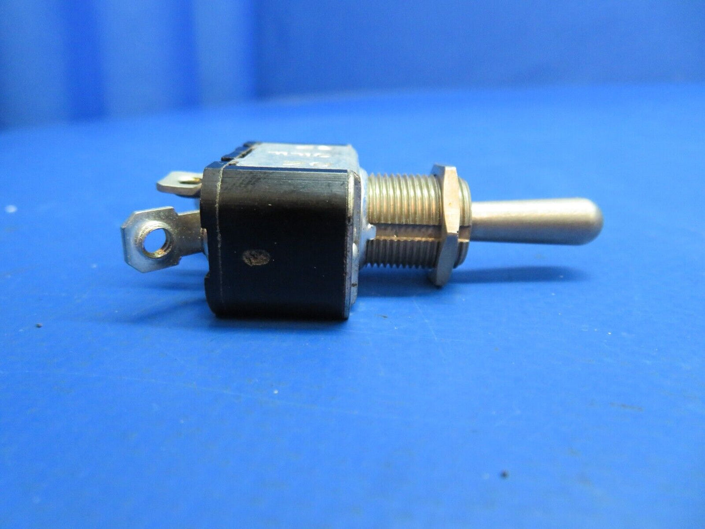 Cutler Hammer Toggle Switch P/N M535058-21 LOT OF 4 NOS (1222-930)