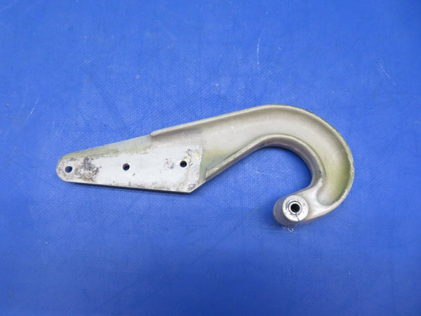 Cessna 310 /  310Q INBD Main Gear Door Hinge Assy P/N 0826005-4 (0923-328)