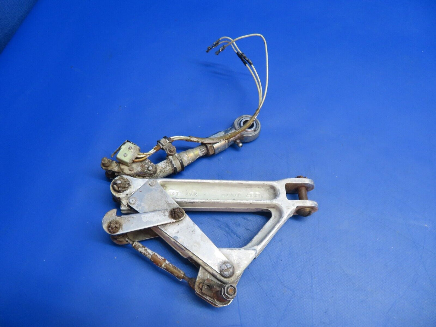 Piper PA-28R-201T RH Main Gear Truss w/ Link & Switch P/N 67025-06 (1122-798)