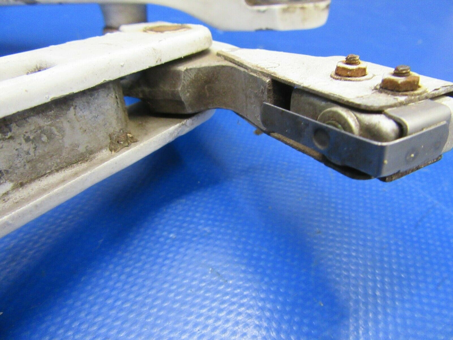 Cessna 310 Main LG Link Bellcrank Assy P/N 0841220-4, 0841103-497 (0519-365)