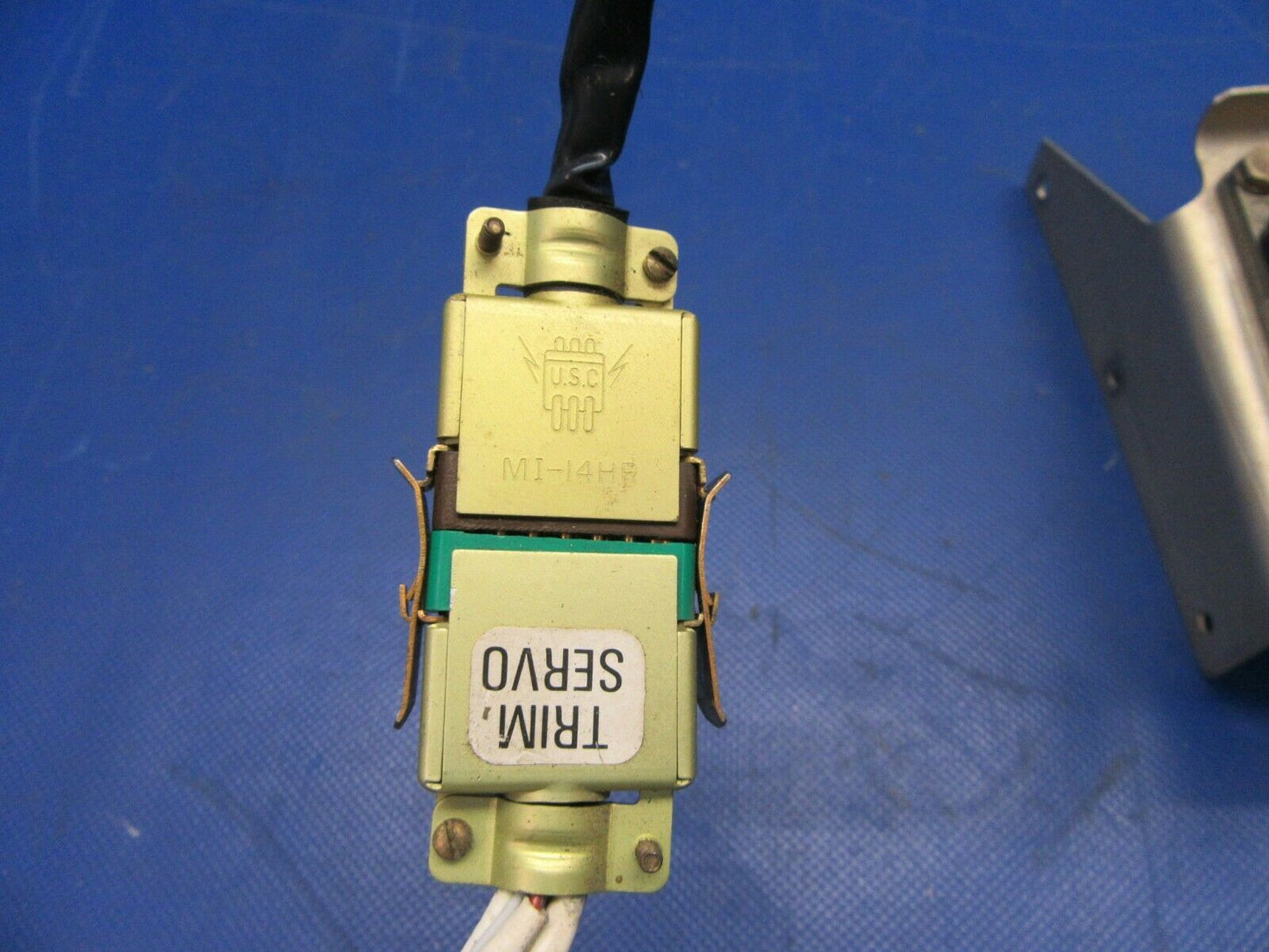 210 King KS-272 Trim Servo w/ Bracket 14V/28V 065-0029-31 Mods 1 & 2 (0921-569)