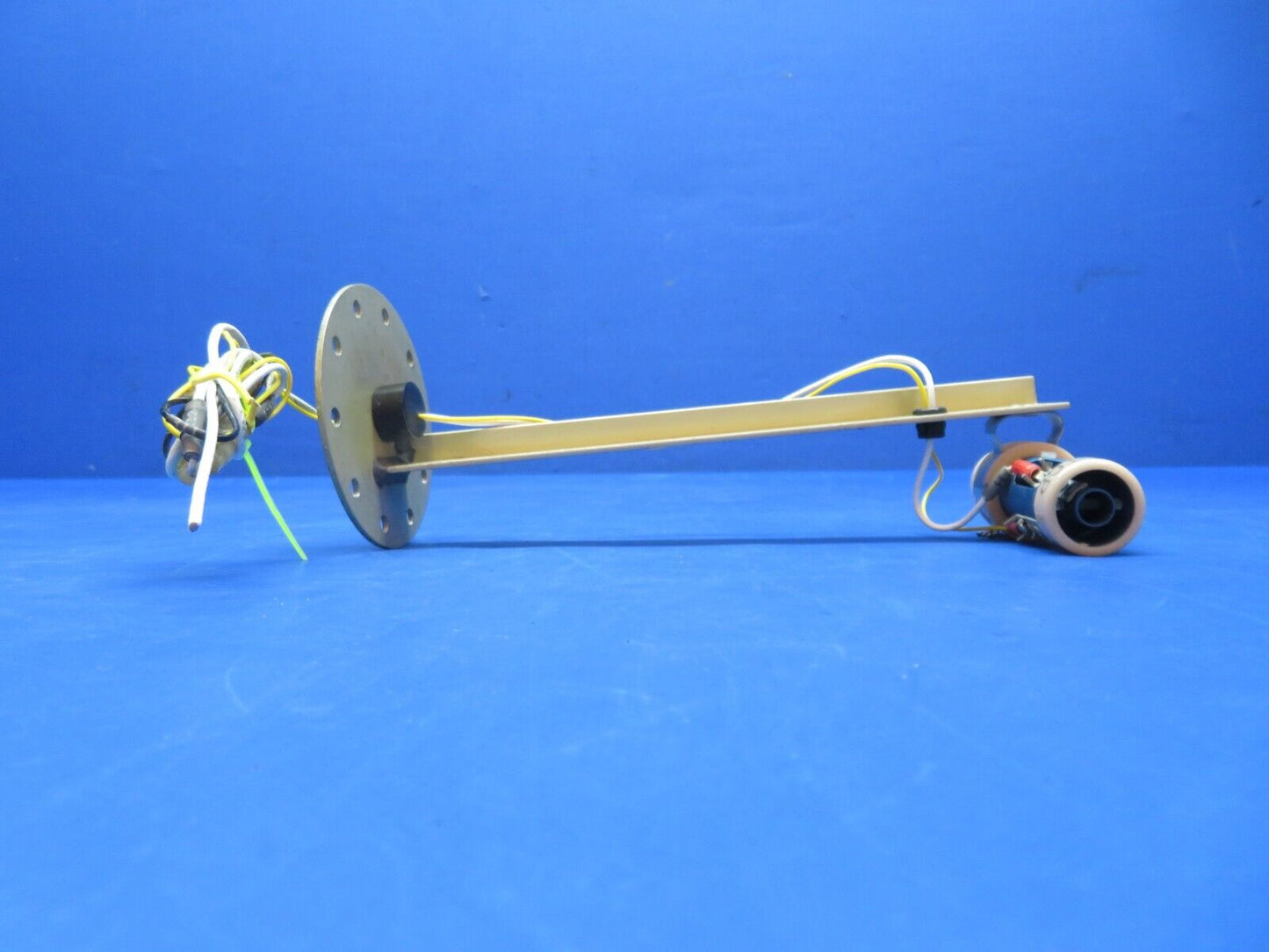 Cessna 310 / 310Q CAS RH OTBD Fuel Sensor w/ Mount P/N 9910082-11 (0823-669)