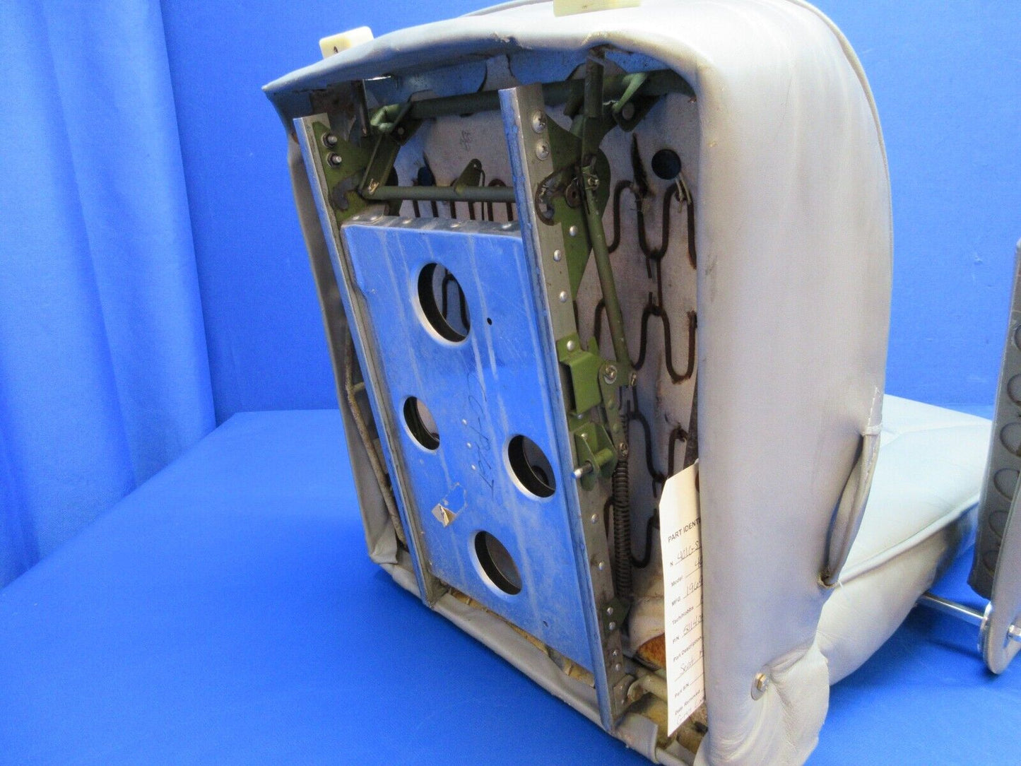 Cessna 401 / 401A Co-Pilot Seat Assy - Gray Leather P/N 5014047-4 (1223-1490)