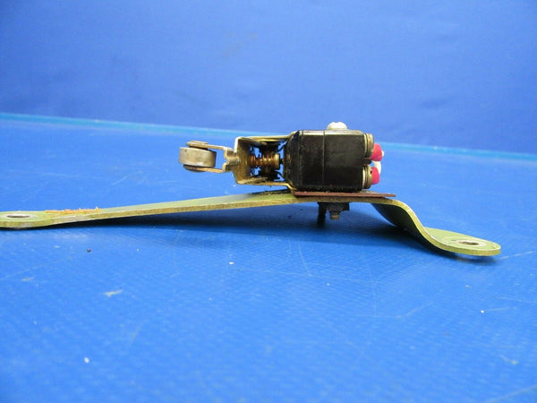 Cessna 310 / T310Q Bracket Up Limit Switch P/N 5045028-5, B27RT04 (0519-485)